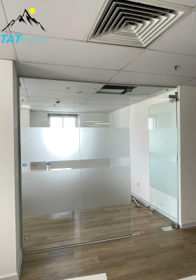 Cửa văn phòng tại quận 1