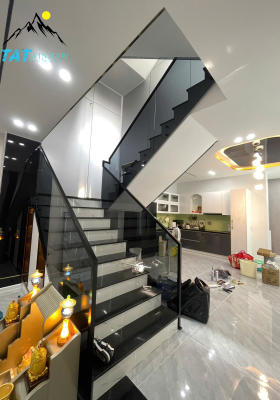 Thi Công Cầu Thang kính xám khói tại Bình Tân